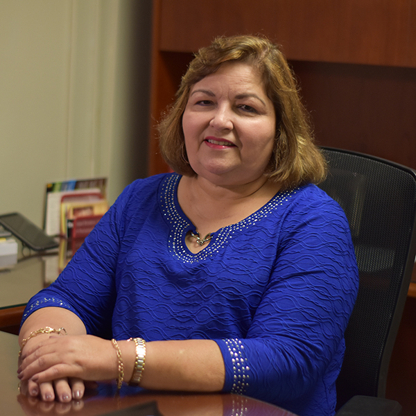 profesora-candida-gonzalez-cebollero-decana-asociada-asuntos-administrativos